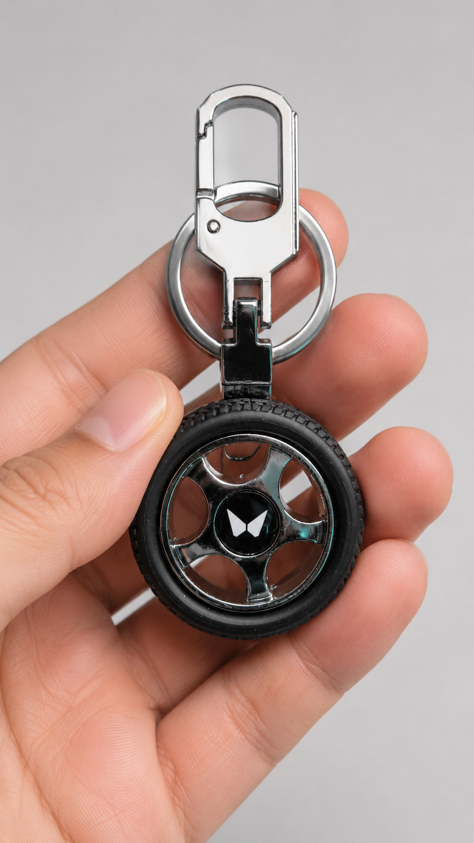 Premium Metal Tyre Keychain with Car Brand Logo - Mahindra